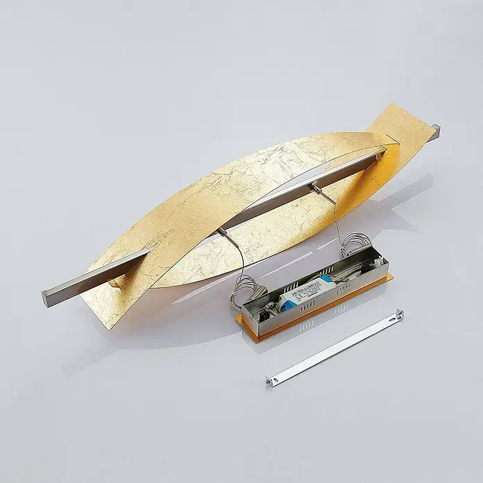 Lucande Pendelleuchte Marija - L x B x H: 101 x 18,5 x 1,8 cm, messing / gold, gold, silber - Bestandteile einer modernen Leuchte: ein goldener blattförmiger Schirm, silberne Lichtleiste und interne Elektronik.