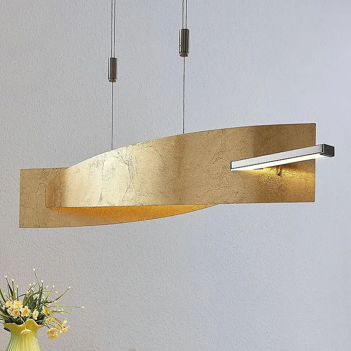 Lucande Pendelleuchte Marija - L x B x H: 101 x 18,5 x 1,8 cm, messing / gold, gold, silber - Moderne goldene Pendelleuchte mit wellenförmigem Blattgold-Design und integriertem linearem LED-Licht.