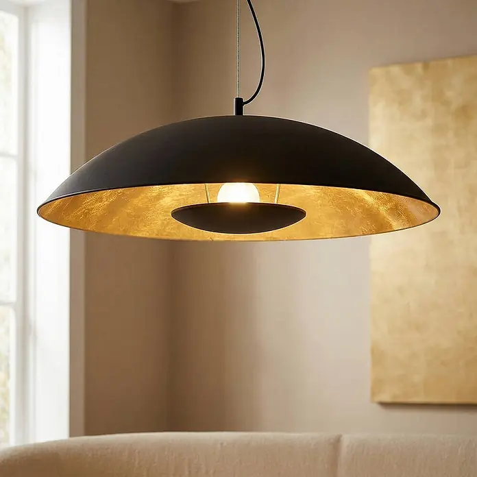 Lindby Pendelleuchte Emilienne - L x B x H: 60 x 60 x 120 cm, schwarz, Schwarz, gold, E27 - Schwarze Pendelleuchte mit goldener Innenseite, die einen Raum beleuchtet.