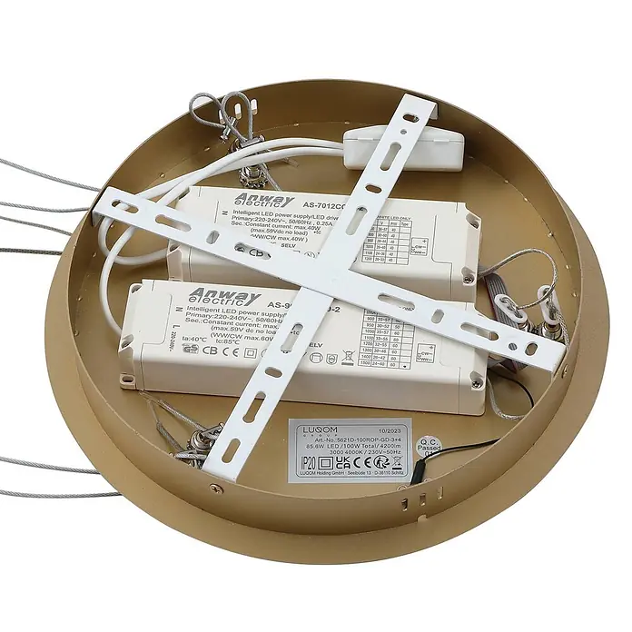 Lucande Pendelleuchte Yonam - messing / gold, gold - Innenansicht einer runden, goldenen LED-Leuchte mit weißen LED-Treibern, Montagehalterungen und Verkabelung.