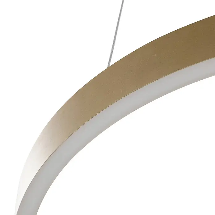 Lucande Pendelleuchte Yonam - messing / gold, gold - Nahaufnahme einer gebogenen LED-Pendelleuchte aus gebürstetem Gold mit einem lichtdurchlässigen weißen Diffusorstreifen und einem Aufhängungskabel.