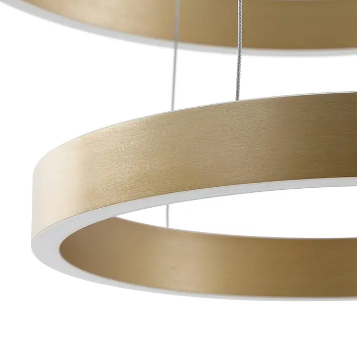 Lucande Pendelleuchte Yonam - messing / gold, gold - Runde LED-Pendelleuchte aus gebürstetem Gold mit weißem Diffusor, an Drahtseilen hängend.