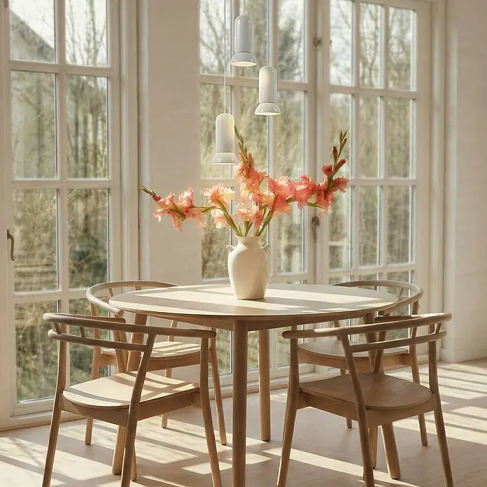 Lindby Pendelleuchte Kerimi - L x B x H: 30 x 30 x 21,5 cm, weiß / opal, creme, GU10 - Runder Esstisch aus Holz mit Vase voller rosa Gladiolen, vier Stühlen und drei weißen Pendelleuchten darüber.