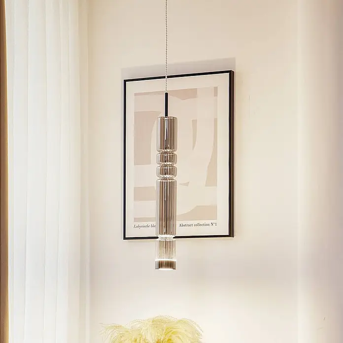 Lucande Pendelleuchte Christelle - L x B x H: 8 x 8 x 58 cm, alu / grau / zink, rauchgrau, Schwarz - Eine moderne Pendelleuchte aus Glas hängt von der Decke, mit klaren und rauchgrauen zylindrischen Abschnitten, die gerippte und abgerundete Details aufweisen und den Raum beleuchten.
