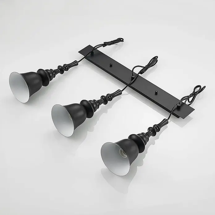 Lucande Pendelleuchte Gesja - L x B x H: 63,5 x 13,5 x 32,5 cm, Schwarz, E27 - Schwarze dreiflammige Pendelleuchte mit glockenförmigen Schirmen und dekorativen Stielen, innen weiß. Rechteckige Basis.