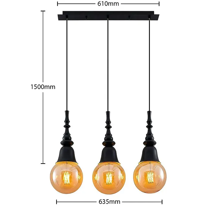 Lucande Pendelleuchte Gesja - L x B x H: 63,5 x 13,5 x 32,5 cm, Schwarz, E27 - Dreiflammige Pendelleuchte mit schwarzer Metallstange, schwarzen Dekorelementen und bernsteinfarbenen Glaskugelschirmchen, Maße angezeigt.