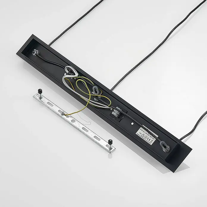 Lucande Pendelleuchte Gesja - L x B x H: 63,5 x 13,5 x 32,5 cm, Schwarz, E27 - Schwarzes, rechteckiges Leuchtengehäuse mit interner Verkabelung und Metall-Montagehalterung.