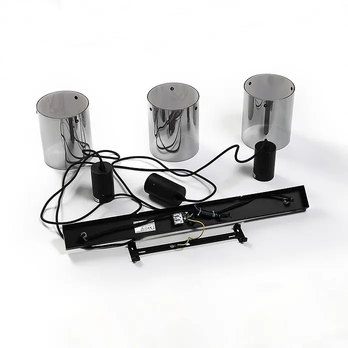 Lindby Pendelleuchte Kourtney - alu / grau / zink, Schwarz, rauchgrau, E27 - Demontierte Dreifach-Pendelleuchte. Mit drei Rauchglas-Schirmen, schwarzen Lampenfassungen, Kabeln und einer schwarzen Metallmontageschiene mit Verkabelung.