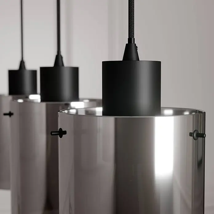 Lindby Pendelleuchte Kourtney - alu / grau / zink, Schwarz, rauchgrau, E27 - Reflektierende zylindrische Pendelleuchten mit schwarzen Kappen, in einer Reihe hängend.