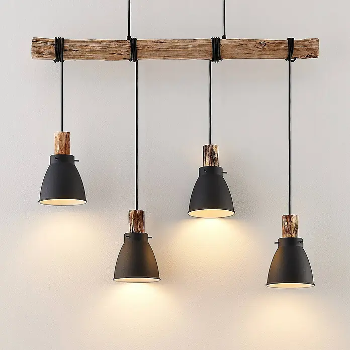 Lindby Pendelleuchte Trebale - L x B x H: 90 x 15 x 28 cm, schwarz, Schwarz, holz hell, E14 - Rustikale Pendelleuchte mit Holzbalken und vier mattschwarzen Metallschirmen mit Holzdetails, die warmes Licht spenden.