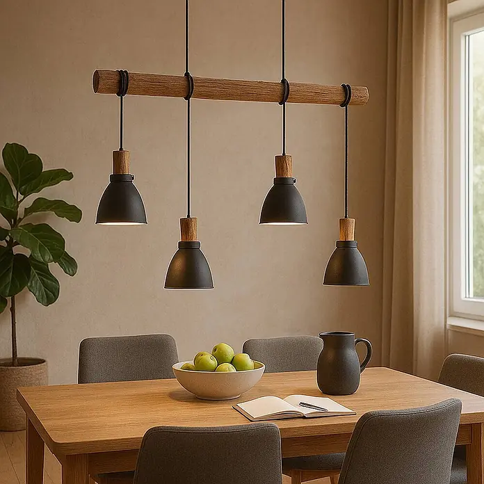 Lindby Pendelleuchte Trebale - L x B x H: 90 x 15 x 28 cm, schwarz, Schwarz, holz hell, E14 - Vierflammige Pendelleuchte mit schwarzen Metallschirmen und Holzdetails, über einem Esstisch.