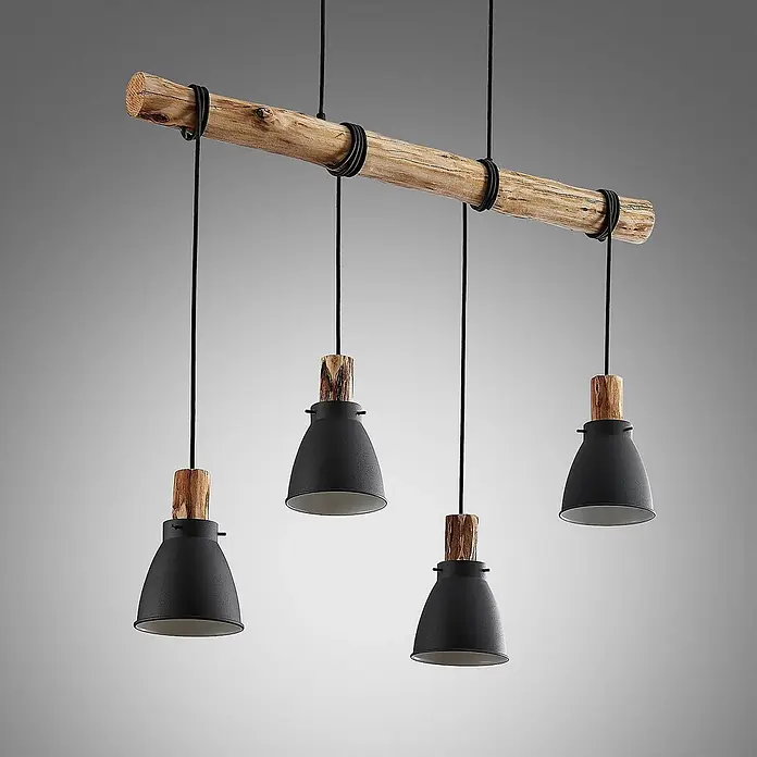 Lindby Pendelleuchte Trebale - L x B x H: 90 x 15 x 28 cm, schwarz, Schwarz, holz hell, E14 - Vier schwarze Pendelleuchten aus Metall mit Holzakzenten, hängend an einem natürlichen Holzbalken.