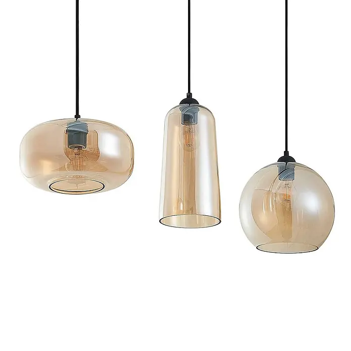 Lucande Pendelleuchte Wilja - creme / amber, Schwarz, amber, E27 - Drei Pendelleuchten mit bernsteinfarbenen Glasschirmen: eine bauchige, eine konische und eine kugelförmige, an schwarzen Kabeln hängend.