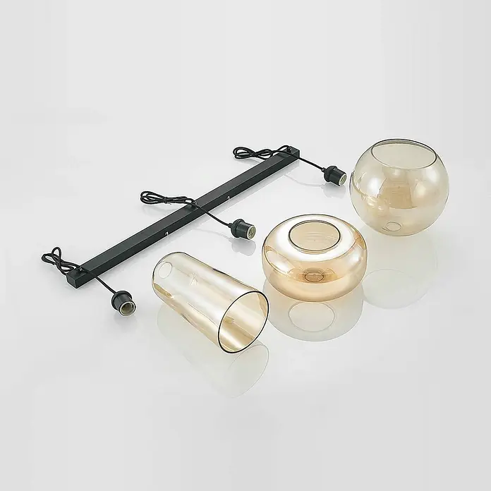 Lucande Pendelleuchte Wilja - creme / amber, Schwarz, amber, E27 - Teile für eine dreiflammige Deckenleuchte: schwarze Schiene mit Fassungen und drei bernsteinfarbene Glasschirme (zylindrisch, ringförmig, kugelförmig).