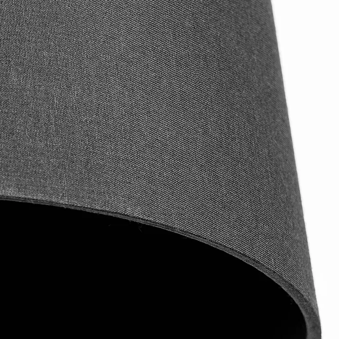 Lucande Pendelleuchte Thamila - L x B x H: 113 x 53 x 21 cm, schwarz, Schwarz, E27 - Nahaufnahme eines grauen Stofflampenschirms, der seine Webstruktur und geschwungene Form hervorhebt.