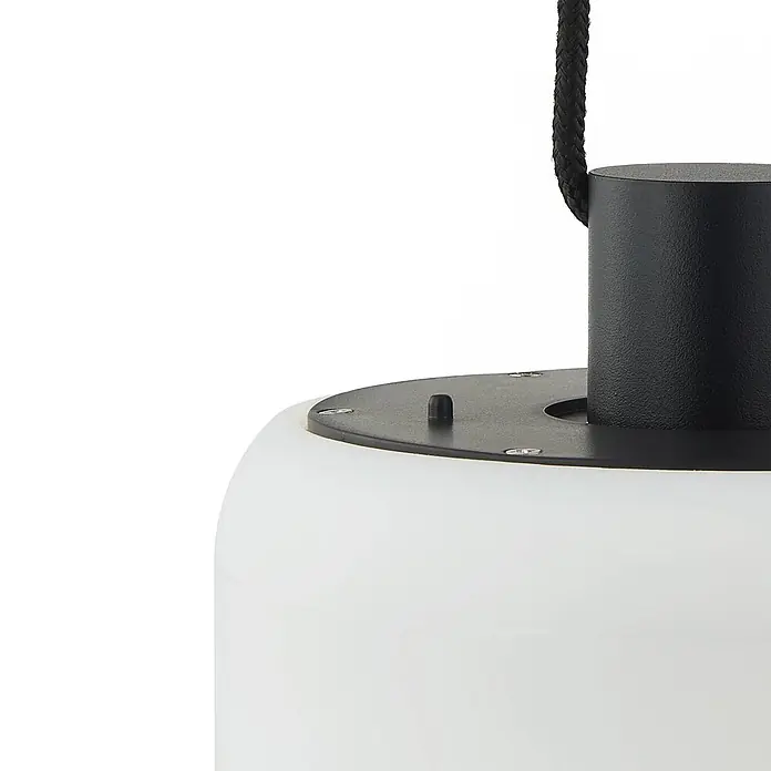 Lindby Außenwand- & Deckenleuchte Eleia - weiß / opal, IP44 - Nahaufnahme einer weißen zylindrischen Pendelleuchte mit schwarzer Metallplatte und schwarzem geflochtenem Kabel.