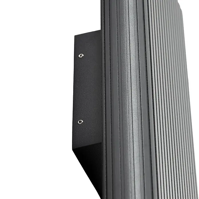Lucande Außenwandleuchte Raija - 7,5 x 15 x 40 cm, alu / grau / zink, IP54 - Dunkelgraues Metallprofil mit vertikalen Lamellen und schwarzer Montagehalterung mit zwei Befestigungen.