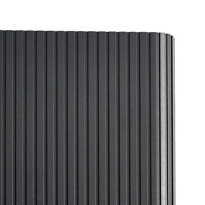 Lucande Außenwandleuchte Raija - 7,5 x 15 x 40 cm, alu / grau / zink, IP54 - Dunkelgraue, vertikal gerippte Platte mit fein texturierter Oberfläche.