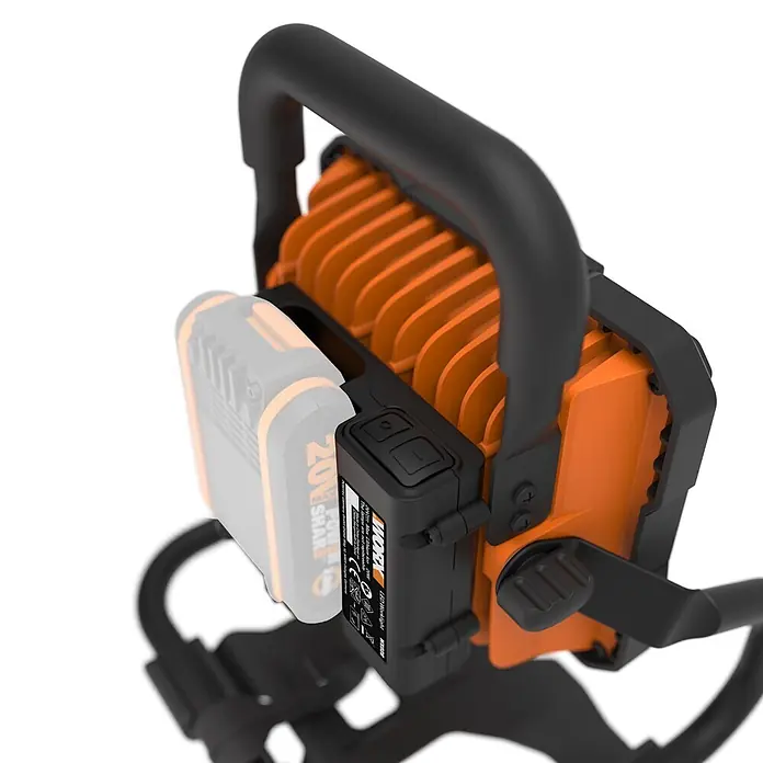 Worx PowerShare 20V LED-Arbeitsleuchte 20V WX026.9 - 1.500 lm, Akkubetrieben - Eine schwarz-orange WORX LED-Arbeitsleuchte mit einem teilweise transparenten Batterieschacht an der Seite.