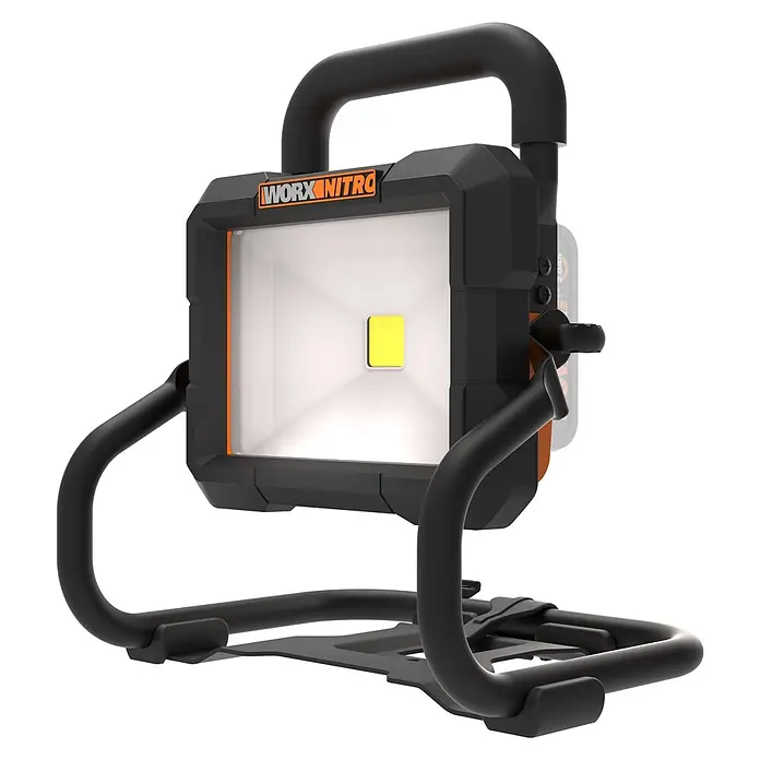 Worx PowerShare 20V LED-Arbeitsleuchte 20V WX026.9 - 1.500 lm, Akkubetrieben - Schwarze und orange Worx Nitro LED-Arbeitsleuchte mit Griff und Ständer, mit leuchtender gelber LED.