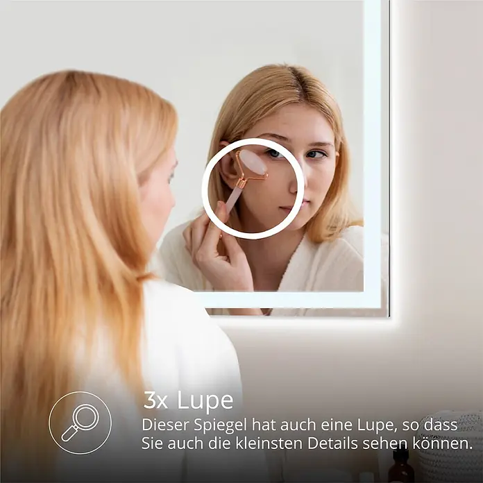 Lumoire Lichtspiegel TRONVG -  - Spiegel mit 3x Vergrößerung, eine Frau verwendet einen Gesichtsroller. Details sind klar sichtbar.