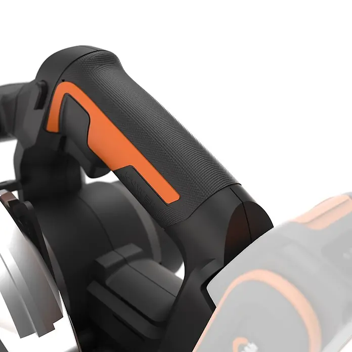 Worx PowerShare 20V Akku-Handkreissäge WX526.9 - Ohne Akku, Durchmesser Sägeblatt: 165 mm, 4.700 U/min - Nahaufnahme eines schwarz-orangen Elektrowerkzeuggriffs mit strukturierter Oberfläche.