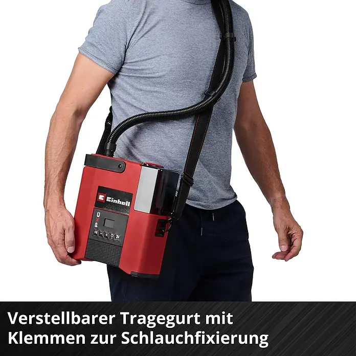 Einhell Akku-Kompressor Suppero 18/380 - 18 V, 1,38 bar - Mann trägt rotes Einhell-Gerät mit Schlauch und verstellbarem Tragegurt mit Schlauchfixierklemmen.