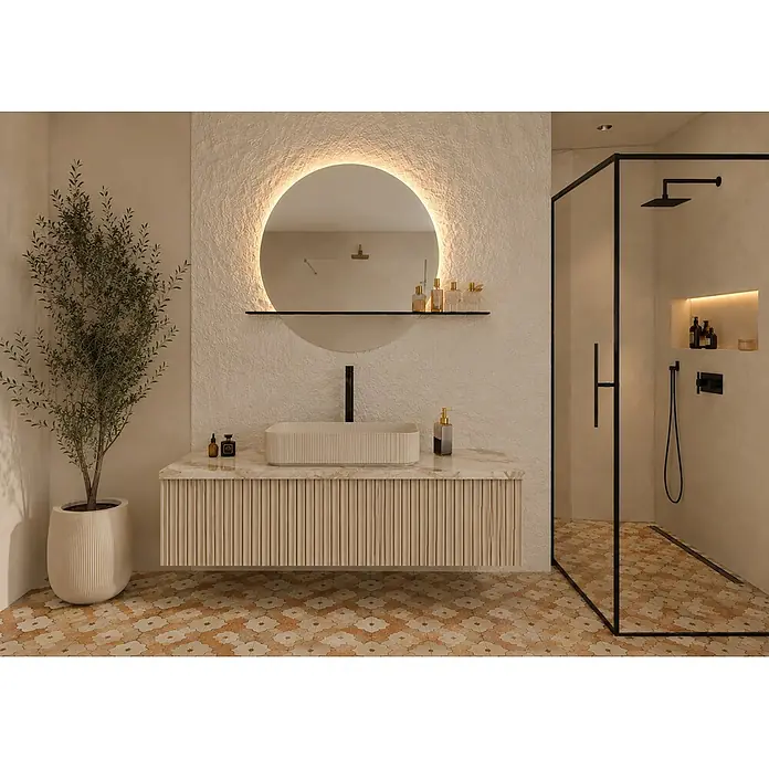 Cordia Lichtspiegel - 80 x 80 cm, Schwarz - Modernes Badezimmer mit geriffelter Holzwaschtisch, weißem Waschbecken und schwarzem Wasserhahn, auf gemustertem Fliesenboden.