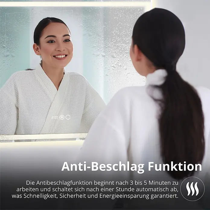 Lumoire Lichtspiegel TRON - 120 x 60 cm - Frau lächelt in einen beleuchteten Spiegel mit aktivierter Antibeschlagfunktion, die eine klare Reflexionsfläche zeigt.