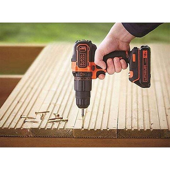 Black+Decker Taladro atornillador percutor de batería BDCHD18BAFC + kit de 80 accesorios (18 V, 1,5 Ah, 2 baterías, 360 r.p.m. - 1.400 r.p.m.)