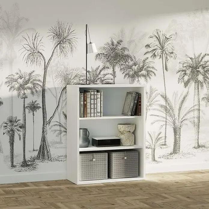 Muebles Pitarch Estantería de madera - Al x An x Pr: 99,5 x 75,5 x 33 cm, Número de baldas: 3 ud., Blanco - Estantería blanca de tres baldas con libros, decoración y dos cestas de almacenamiento, mostrada en una habitación.