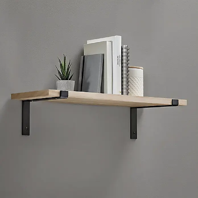 Dolle Estante flotante Lite - L x An x Es: 60 x 20 x 1,9 cm, Marrón - Estante de pared de madera clara con soportes de metal negro, con libros, una planta pequeña y un jarrón decorativo.