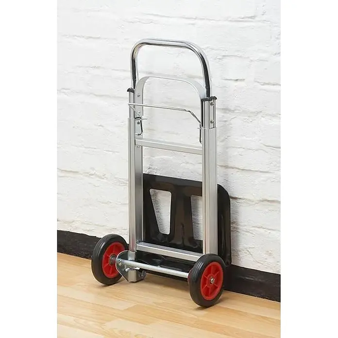 Carretilla de transporte con asa extensible - L x An x Al: 41 x 39 x 110 cm, Capacidad de carga: 90 kg, Aluminio - Carretilla plegable de aluminio plateado con plataforma negra y ruedas rojas.