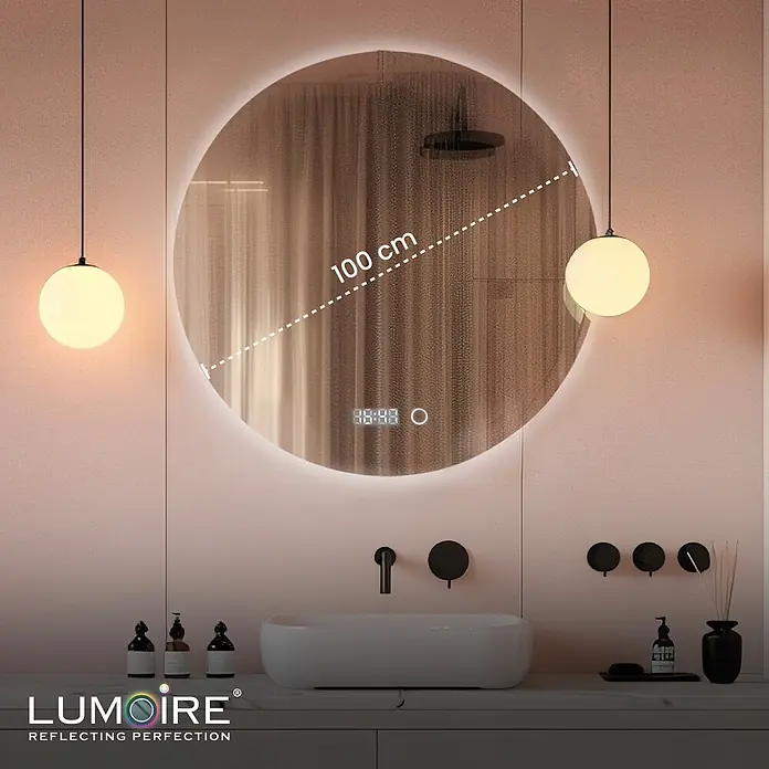 Lumoire Lichtspiegel RICHMOND - 100 x 100 cm - Großer runder LED-Spiegel mit integrierter Digitaluhr und Touch-Bedienung, 100 cm Durchmesser, über einem modernen Badwaschbecken.