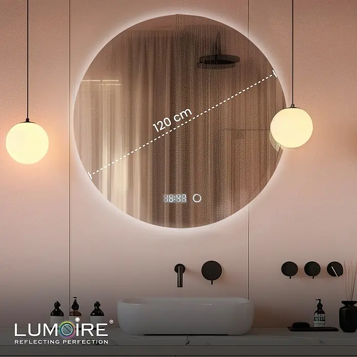 Lumoire Lichtspiegel RICHMOND -  - Großer runder LED-Badezimmerspiegel, 120 cm Durchmesser, mit integrierter Uhr und Hintergrundbeleuchtung, über einem Waschbecken installiert.