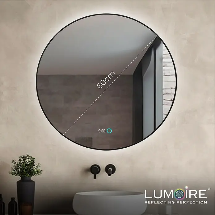 Lumoire Lichtspiegel NEON - 60 x 3 cm - Ein 60 cm runder LED-Spiegel mit Hintergrundbeleuchtung und Digitaluhr, über einem modernen Waschbecken installiert.