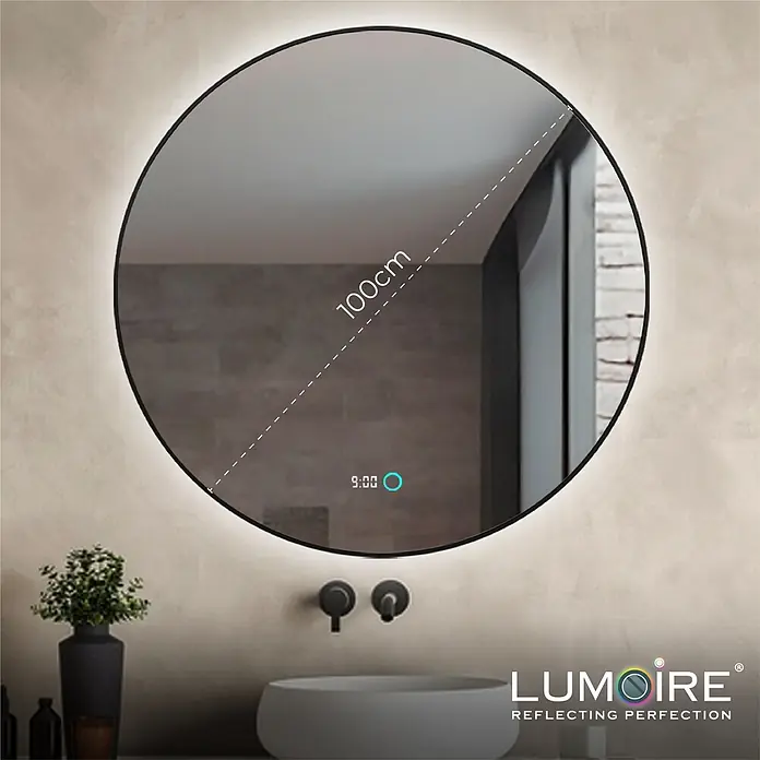 Lumoire Lichtspiegel NEON - 100 x 3 cm - Runder, hinterleuchteter Badspiegel mit schwarzem Rahmen, 100cm Durchmesser, digitaler Uhr und Touch-Steuerung, über einem Waschbecken.