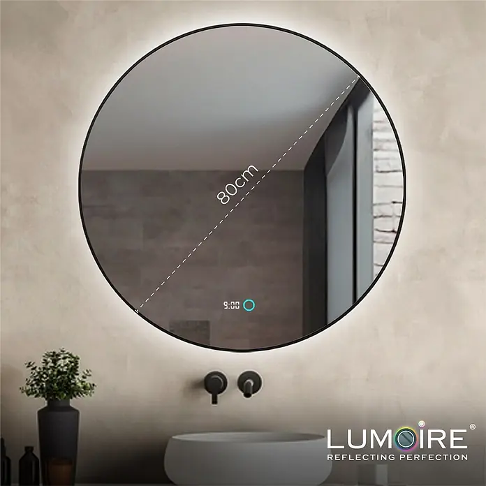 Lumoire Lichtspiegel NEON - 80 x 3 cm - Runder LED-Spiegel mit schwarzem Rahmen und 80 cm Durchmesser, Zeit anzeigend, über einem Waschbecken im modernen Bad.