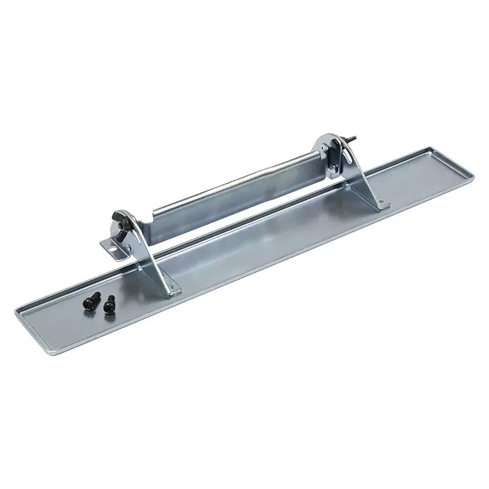 Makita Elektrohobel 1806B - 1.200 W, Hobeltiefe: 0 mm - 2 mm, Leerlaufdrehzahl: 15.000 U/min - Glänzende silberne Metall-Fliesenschneidebasis mit zentraler Führungsschiene und zwei schwarzen Schrauben.