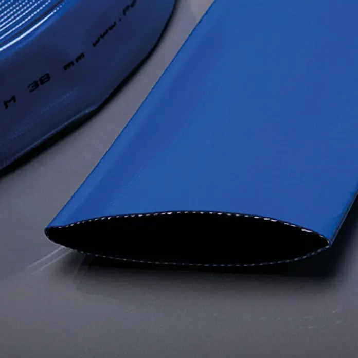 Flachschlauch Meterware - 50 mm - Blaues, flaches Feuerwehrschlauch mit schwarzer Innenseite auf glatter Oberfläche. Perfekt für den professionellen Einsatz bei Löscharbeiten.