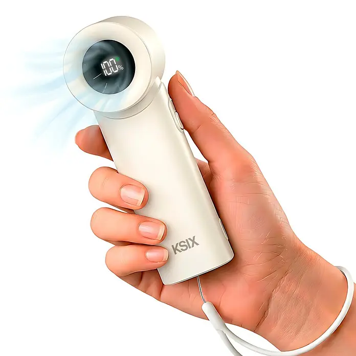 Ksix Ventilador de batería de mano AirGo Turbo KSIX Beige - 4 W, Beige, Duración de la batería: 2 h - 8 h - Ventilador de mano portátil blanco KSIX con pantalla digital que muestra "100%", soplando aire, sostenido por una mano, con correa.