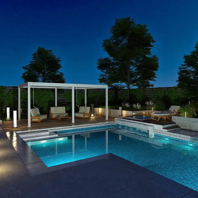 Weide Pergola Deluxe freistehend 3,6 x 5,3 m Anthrazit Aluminium - B x T: 530 x 360 cm, Farbe Gestell: Sandpapier FinishAnthrazit / RAL Farbcode 7024, Aluminium - Luxuriöser Außenpoolbereich bei Nacht mit hell beleuchtetem blau gefliestem Pool, Whirlpool, weißer Pergola mit Sitzgelegenheiten und Landschaftsbeleuchtung.
