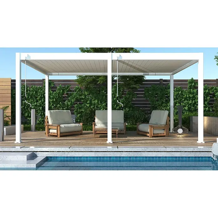 Weide Pergola Deluxe freistehend 3,6 x 5,3 m Weiß Aluminium - B x T: 530 x 360 cm, Farbe Gestell: Sandpapier FinishWeiss / RAL Farbcode 9016, Aluminium - Weiße Pergola mit ausfahrbarem Dach über einer Pool-Lounge mit Holzstühlen und Tisch auf einer Terrasse.