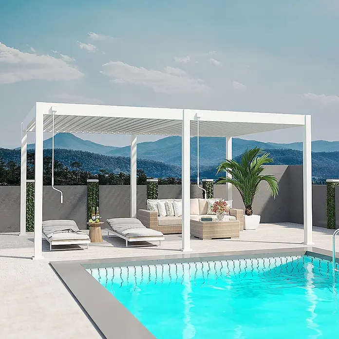 Weide Pergola Deluxe freistehend 3,6 x 5,3 m Weiß Aluminium - B x T: 530 x 360 cm, Farbe Gestell: Sandpapier FinishWeiss / RAL Farbcode 9016, Aluminium - Weiße Aluminium-Pergola mit Lamellendach, beschattet einen Outdoor-Loungebereich am Pool vor Bergkulisse.