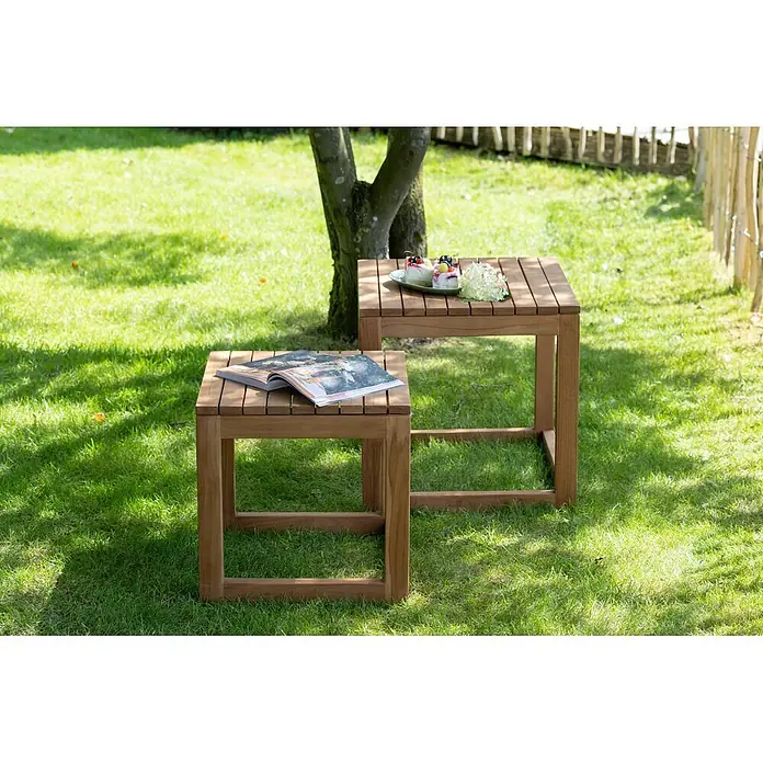 Bene Living Garten-Beistelltisch Verwood - Teakholz, Stapelbar, Quadratisch, Natur - Zwei Holznebentische, ein größerer mit Kuchen, ein kleinerer mit einem Buch.
