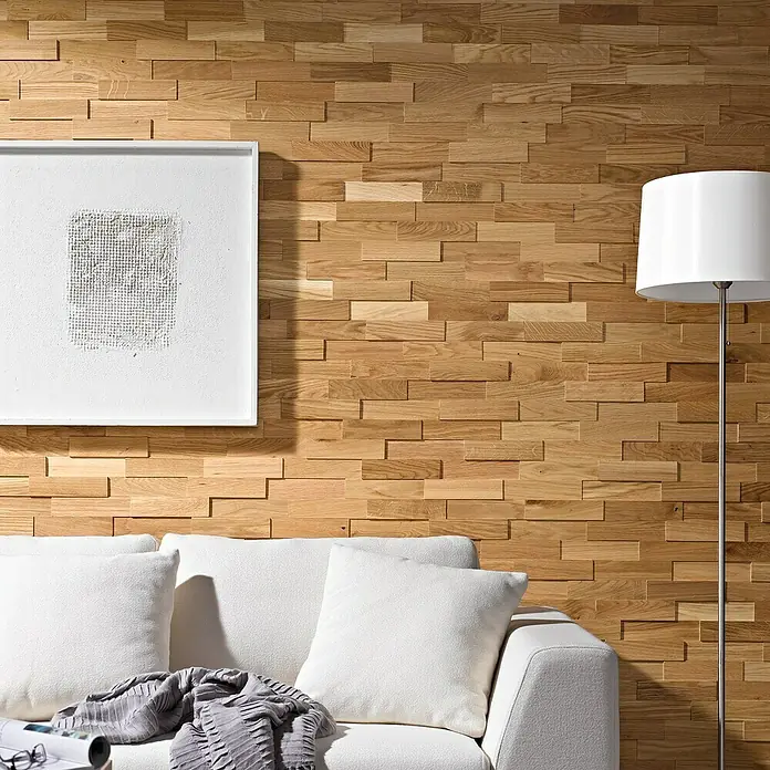 Wodewa Holzriemchen 200 Eiche Natur - L x B: 200 x 50 mm, 2 mm - 6 mm, Max. Anwendungsfläche: 1 m², UV-geölt - Wohnzimmer mit Akzentwand aus Holzpaneelen, weißem Sofa und Stehlampe. Das Holzpaneel verleiht dem Raum Wärme und Textur.