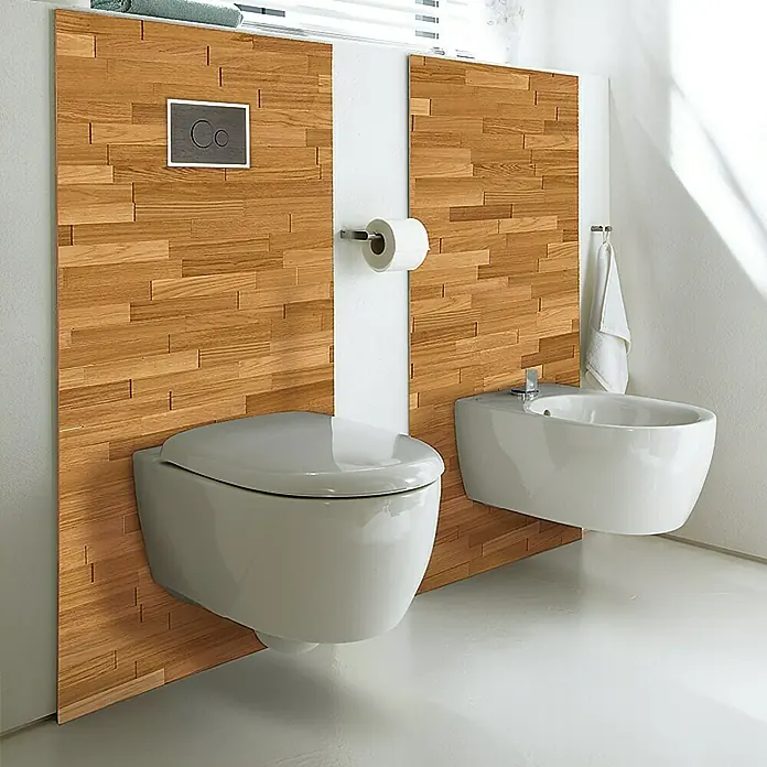 Wodewa Holzriemchen 200 Eiche Natur - L x B: 200 x 50 mm, 2 mm - 6 mm, Max. Anwendungsfläche: 1 m², UV-geölt - Ein modernes Badezimmer mit einer hängenden Toilette und einem Bidet, die an einer Wand mit Holzpaneelen befestigt sind.