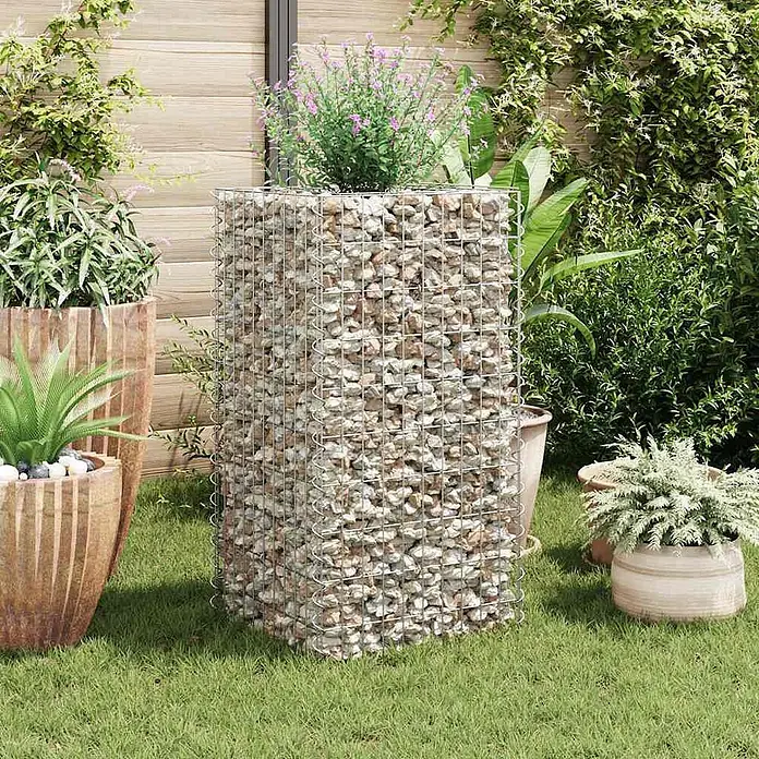 Furnicato Gabionen-Hochbeet - 100 x 50 x 100 cm - Rechteckiger Gabionen-Pflanzkübel aus Metallgitter, gefüllt mit hellen Steinen und einer Pflanze, im Garten.