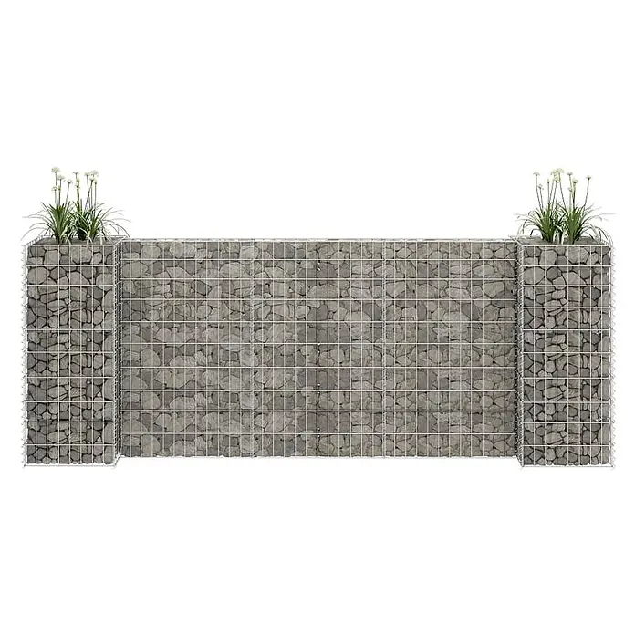 Furnicato Gabionen-Hochbeet - 40 x 260 x 100 cm - Gabionenwand aus grauen Steinen in Drahtgitter, mit integrierten Pflanzgefäßen mit Grünpflanzen an beiden Enden.
