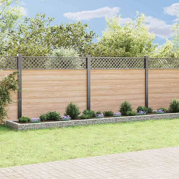 Furnicato Gabionen-Hochbeet - 80 x 100 x 20 cm - Gartenzaun mit hellen Holzpaneelen, grauen Pfosten und Rankgitter, über einem Gabionenbeet, das Rasen von Pflanzen trennt.